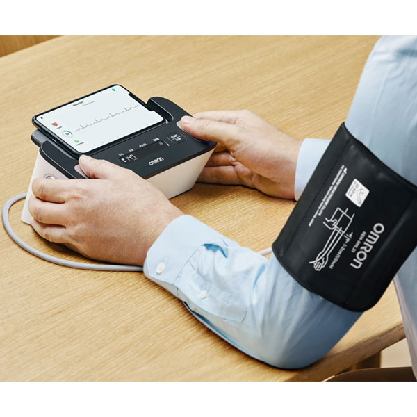 SFIGMOMANOMETRO MISURA DI PRESSIONE DIGITALE + ECG OMRON COMPLETE HEM-7350T-E3 